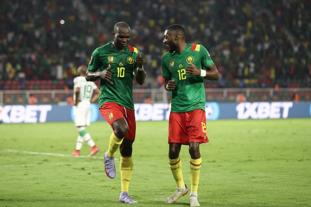 Penyerang Kamerun, Vincent Aboubakar (kiri), merayakan gol dengan tarian bersama rekannya, Karl Toko Ekambi, pada laga babak 16 besar Piala Afrika 2021 kontra Komoro, Selasa (25/2/2022) dini hari WIB, di Stadion Stadion Paul Biya, Kamerun. Kedua pemain itu mencatak gol kemenangan Kamerun yang menyingkirkan Komoro dengan skor 2-1.