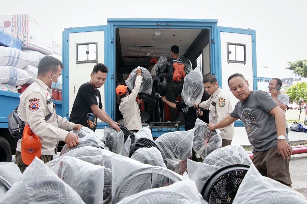  Personel gabungan BPBD DKI Jakarta, Selasa (22/11/2022), mengemas bantuan logistisk yang akan dikirimkan ke Kabupaten Cianjur, Jawa Barat. Bantuan logistik dikirimkan pasca terjadinya gempa bumi, Senin (21/11/2022).