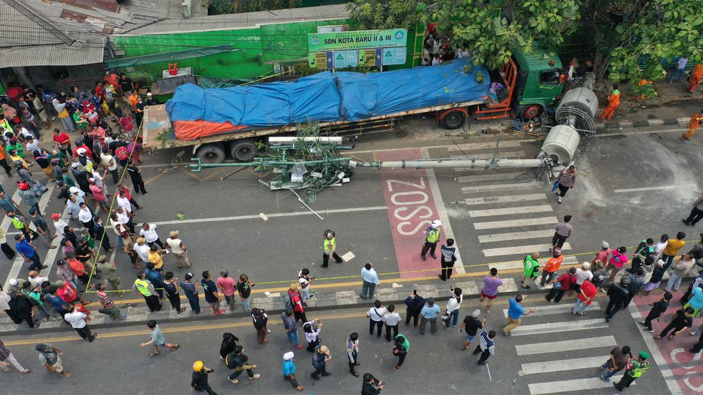 Foto udara kecelakaan truk tronton menabrak halte dan menara telekomunikasi di depan SDN Kota Baru II dan III, Jalan Sultan Agung Km 28,5 Bekasi Barat, Kota Bekasi, Jawa Barat, Rabu (31/8/2022). Data sementara korban keseluruhan mencapai 30 orang dan 10 di antaranya meninggal. Anak sekolah ada 20 orang dan yang meninggal 7 anak-anak. Kecelakaan terjadi pukul 10.05 WIB.