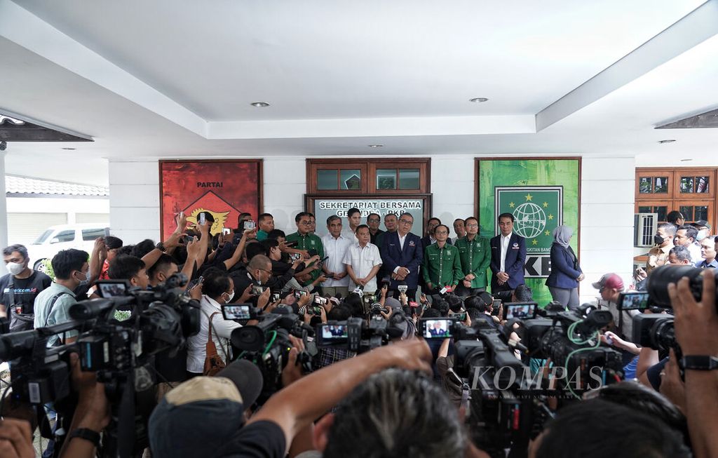 Suasana konferensi pers setelah pertemuan antara Wakil Ketua Umum Partai Nasdem Ahmad Ali dan Wakil Ketua Umum Partai Gerindra Sufmi Dasco Ahmad dan Wakil Ketua Umum PKB Jazilul Fawaid di Sekretariat Bersama Partai Gerindra dan PKB di Menteng, Jakarta, Kamis (26/1/2023). 