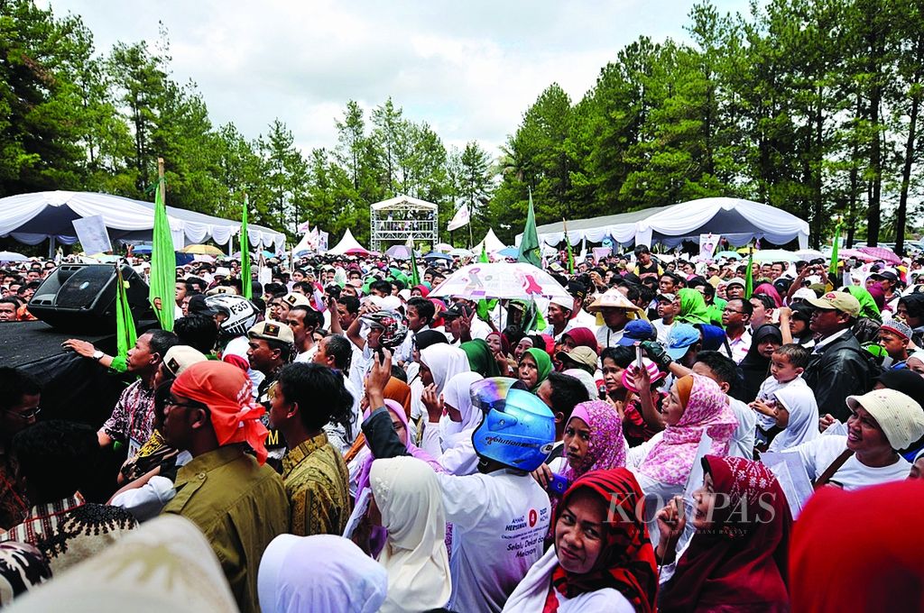 Suasana kampanye salah satu pasangan calon gubernur dan wakil gubernur di Kabupaten Bogor, Sabtu (16/2/2018). Dalam kampanye ini nyaris tidak terlihat bendera partai politik dan bergeser menonjolkan sosok calon gubernur dan wakilnya. 