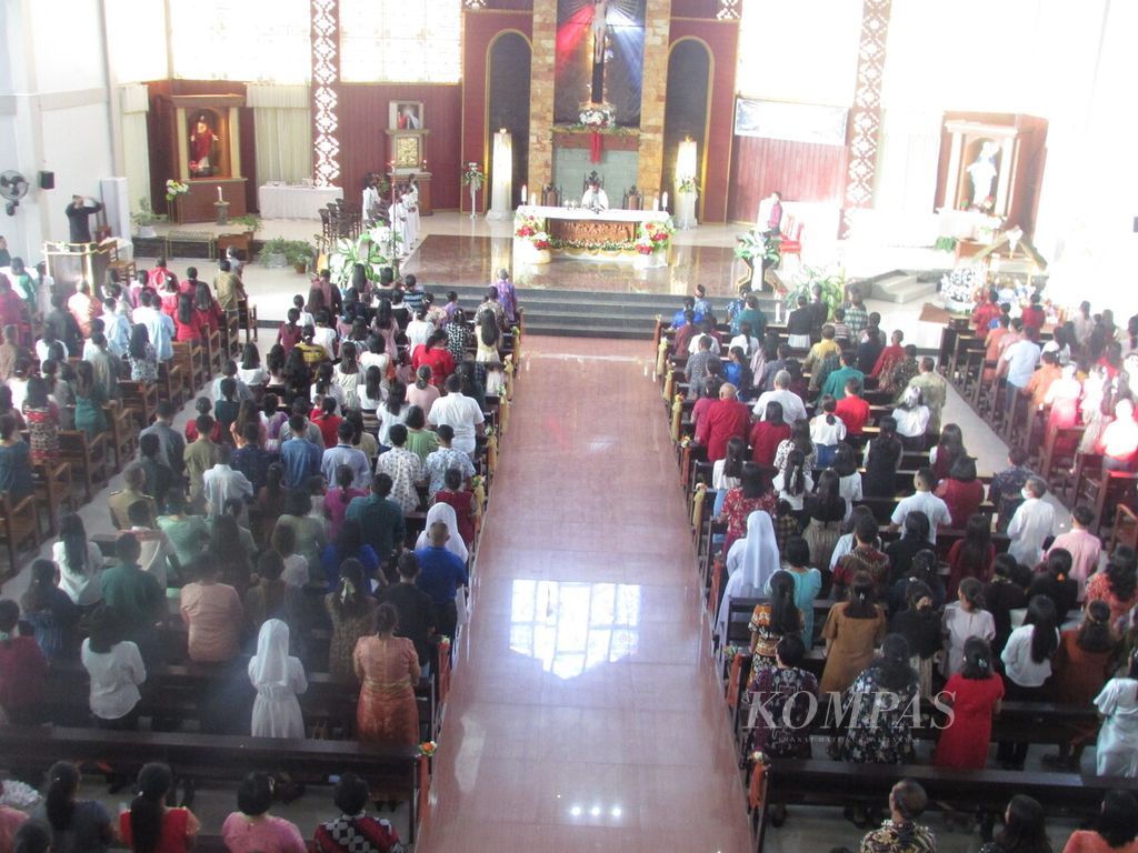 Misa II malam Natal di Gereja Paroki St Yoseph Pekerja Penfui di Kupang, Nusa Tenggara Timur, Sabtu (24/12/2022). 