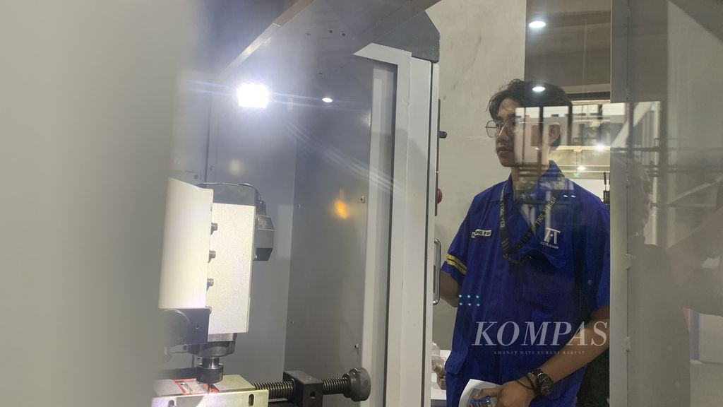 Demo penggunaan mesin ”<i>c</i><i>omputer numerically controlled</i> (CNC)” Innostra di Kampus Politeknik Astra di Cikarang, Bekasi, Jawa Barat, Rabu (26/7/2023).