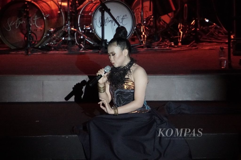 Peni Candra Rini tampil dalam konser musik Timur pada puncak acara Pesta Emas 50 Tahun ATMI Solo di gedung konser De Tjolomadoe, Colomadu, Karangnyar, Jawa Tengah, Sabtu (29/9/2018) malam.