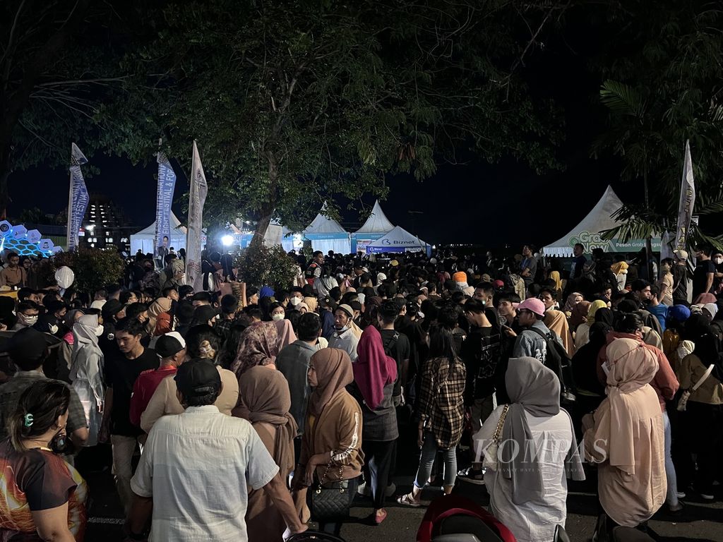 Pengunjung berjubel di pintu masuk ajang F8 Makassar, di Makassar, Sulawesi Selatan, Sabtu (10/9/2022). Selama lima hari digelar, ajang festival tahunan yang absen dua tahun akibat pandemi ini dipadati pengunjung.