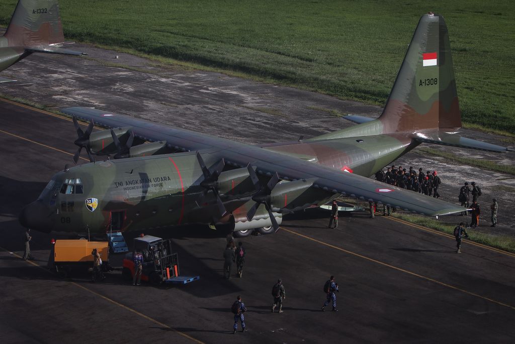 Prajurit TNI Angkatan Udara (AU) bersiap memasuki pesawat C-130 Hercules di Lanud Husein Sastranegara, Kota Bandung, Jawa Barat, Kamis (6/4/2023). TNI AU menggelar gladi bersih menjelang puncak peringatan hari ulang tahun ke-77 TNI AU pada 9 April mendatang. Menurut rencana, TNI AU akan melibatkan unsur pesawat tempur, transpor, dan helikopter berjumlah 89 pesawat dengan berbagai tipe. ADRYAN YOGA PARAMADWYA (Z20) 06-04-2023