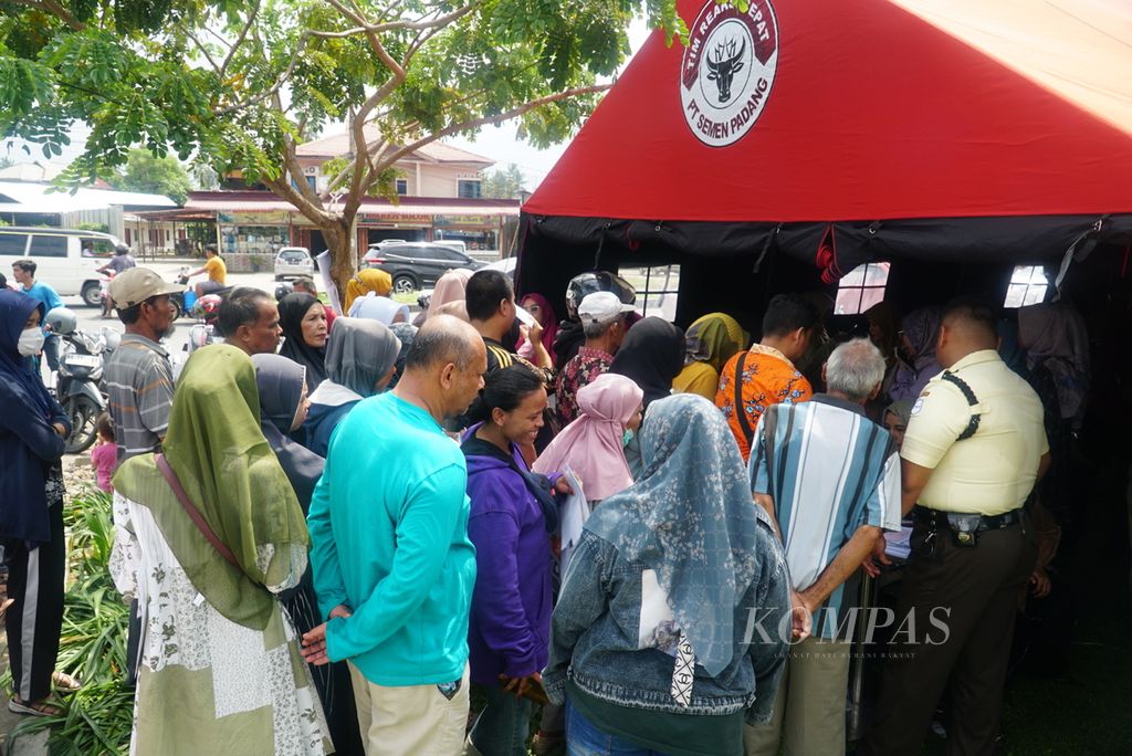 Keluarga pasien mengantre di posko darurat untuk mendapatkan informasi layanan kesehatan lebih lanjut seusai kejadian ledakan di Rumah Sakit Semen Padang, Kota Padang, Sumatera Barat, Rabu (31/1/2024). 