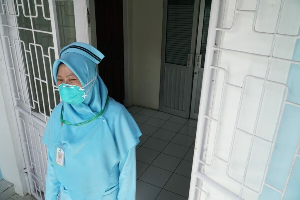 Perawat keluar dari lorong ruang isolasi pasien di RSUP Dr M Djamil Padang, Sumatera Barat, Selasa (28/1/2020).