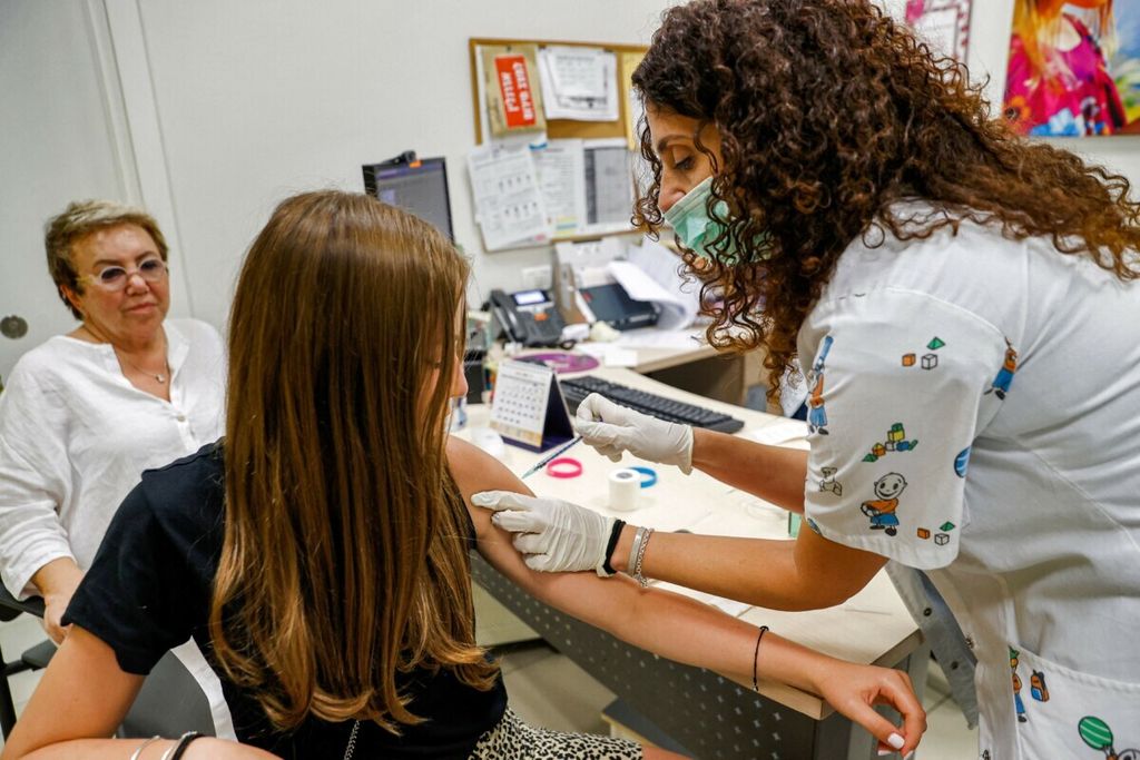 A teenage woman receives the Pfizer/BioNTech Covid-19 vaccine at a health service facility in Holon, near Tel Aviv, Israel, Monday (6/21/2021). 