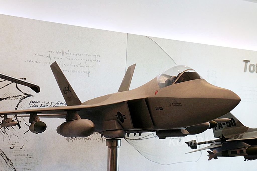 Model pesawat tempur KF-X ini ditampilkan di bagian depan perusahaan penerbangan Korea Aerospace Industries (KAI) di Sacheon, Korea Selatan. Riset untuk pembuatan prototipe pesawat tempur generasi 4,5 ini masih berlangsung sampai 2021. Adapun proyek dijadwalkan rampung pada 2026 dengan produksi 250 pesawat tempur untuk Korea dan Indonesia.