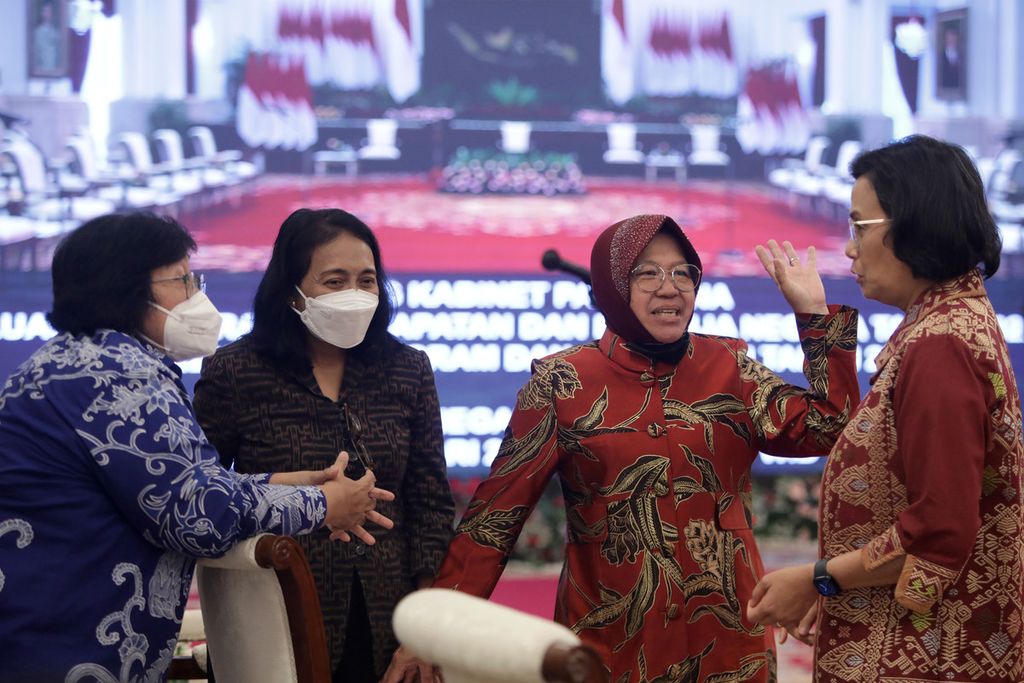 Sejumlah menteri berbincang saat akan mengikuti Sidang Kabinet Paripurna di Istana Negara, Jakarta, Senin (16/1/2023). Presiden minta untuk APBN 2023 difokuskan pada program yang produktif, utamanya dalam rangka penciptaan lapangan kerja dan pengentasan rakyat dari kemiskinan. 