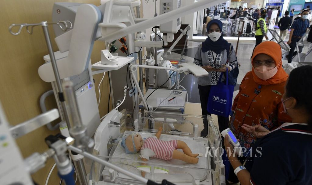 Ilustrasi perawatan bayi. Pengunjung berada di salah stan yang menawarkan peralatan medis untuk perawatan bayi di rumah sakit dalam pameran peralatan medis Indonesian Hospital Expo di Jakarta Convention Center, Jakarta, Kamis (27/1/2022). Saat ini ditemukan <i>croup</i> sebagai gejala Covid-19 pada anak kecil. 