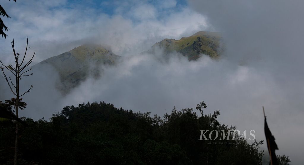 The peak of Mount Merbabu seen from Ngagrong Village, Ampel District, Boyolali Regency, Central Java, Friday (6/1/2023).