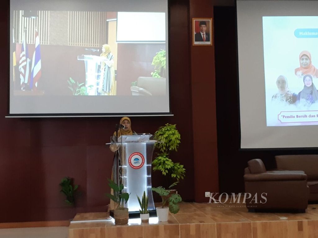 Ketua Majelis Musyawarah KUPI Badriyah Fayumi memberikan pidato kunci dalam acara seruan pemilu yang bersih dan bermartabat di Auditorium FISIP Universitas Islam Negeri Syarif Hidayatullah Jakarta, Senin (20/11/2023).