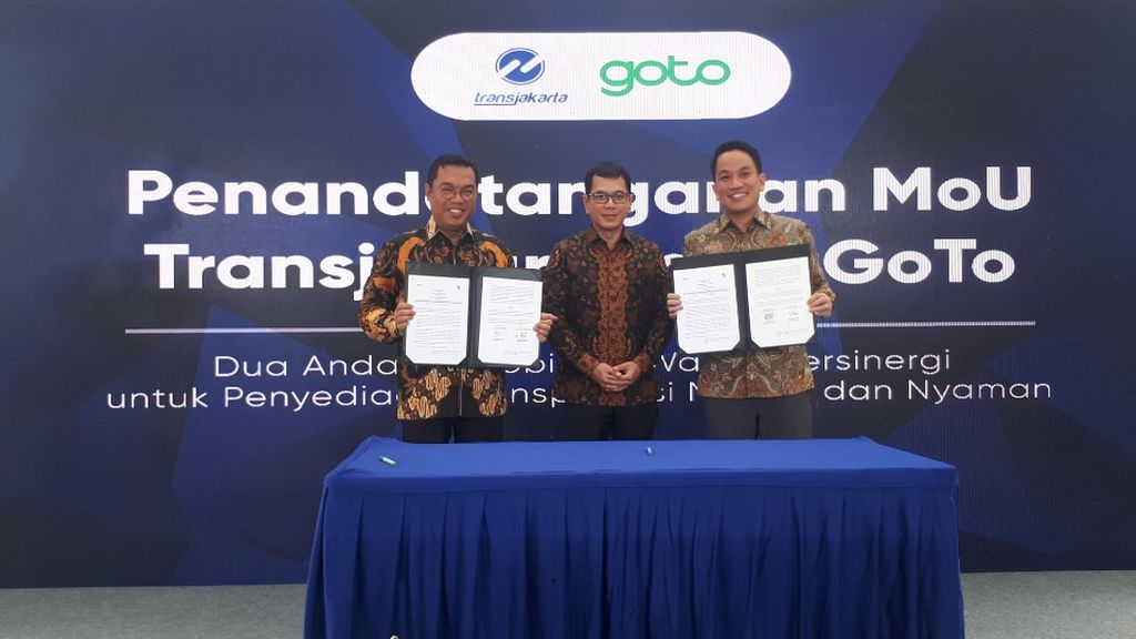 Penandatanganan nota kerja sama antara PT GoTo yang diwakili Chief Excecutive Officer Andre Sulistyo dan Direktur Utama Transjakarta Yana Aditya di Halte CSW, Jakarta Selatan, Selasa (13/12/2022).