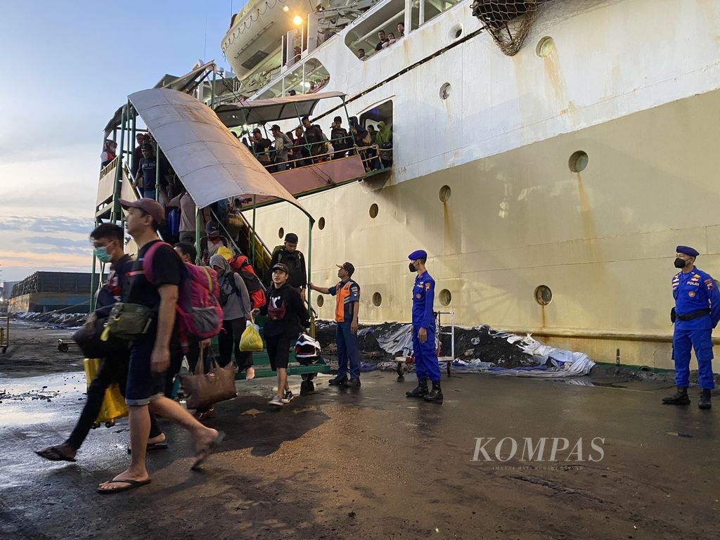 Ratusan wisatawan yang terjebak di Karimunjawa telah tiba di Pelabuhan Tanjung Emas, Semarang, Jawa Tengah, Rabu (28/12/2022). Sudah beberapa hari terakhir mereka terjebak di Pulau Karimunjawa lantaran tidak ada feri yang beroperasi akibat gelombang tinggi.