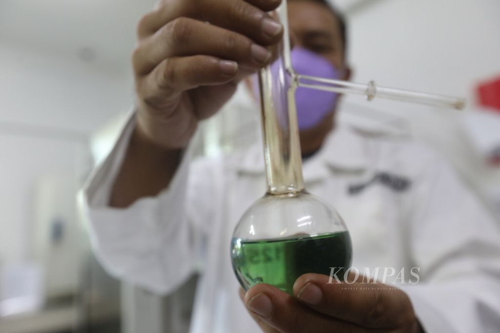 Tenaga analis menyiapkan sampel bahan bakar pertalite untuk menguji kadar residu dengan mesin Automated Distilation Analyzer melalui metode penyulingan di laboratorium Terminal Terpadu Pertamina Plumpang, Jakarta, Selasa (27/9/2022). 