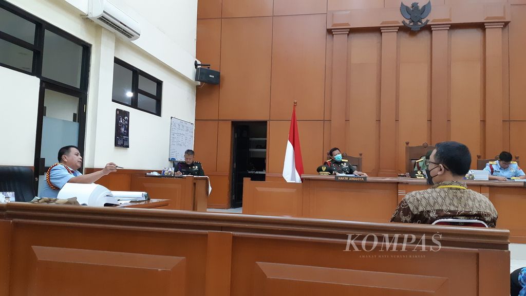 Oditur Militer Tinggi Kolonel Sus Wirdel Boy memberikan beberapa pertanyaan kepada saksi dalam sidang perkara dugaan korupsi pengadaan BCSS Bakamla Tahun 2016 dengan terdakwa Bambang Udoyo.