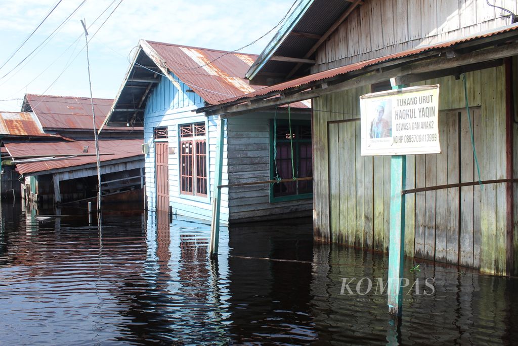 Rumah-rumah terdampak banjir di Kota Palangkaraya, Kalimantan Tengah, mulai ditinggalkan pemiliknya karena terus direndam banjir, Jumat (10/2/2023).
