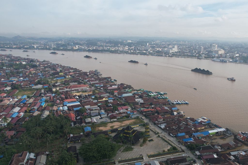 Tongkang-tongkang bermuatan batubara melintasi Sungai Mahakam yang membelah Kota Samarinda, Kalimantan Timur, Sabtu (7/5/2022). 