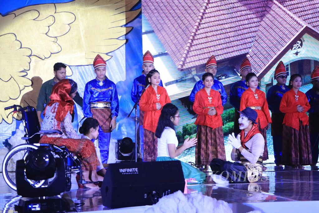 Anak disabilitas tunarungu, tunanetra, tunadaksa, dan autis menggelar pertunjukan seni drama dan tari di Medan, Sumatera Utara, Jumat (1/9/2023). 