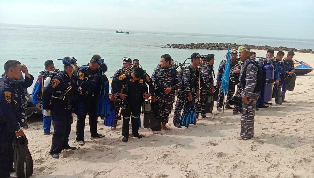 Persiapan upacara bendera di dasar laut di perairan Pulau Pandang, Kabupaten Batubara, Sumatera Utara, untuk memperingati HUT Ke-77 Kemerdekaan RI, Rabu (17/8/2022).