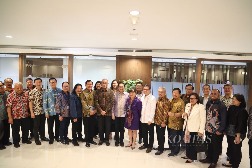 Ketua Komisi Pemilihan Umum Hasyim Asy'ari (tengah) berfoto bersama undangan yang hadir dalam <i>Kompas </i>Collaboration Forum di Gedung Kompas Gramedia, Jakarta, Jumat (26/1/2024). 
