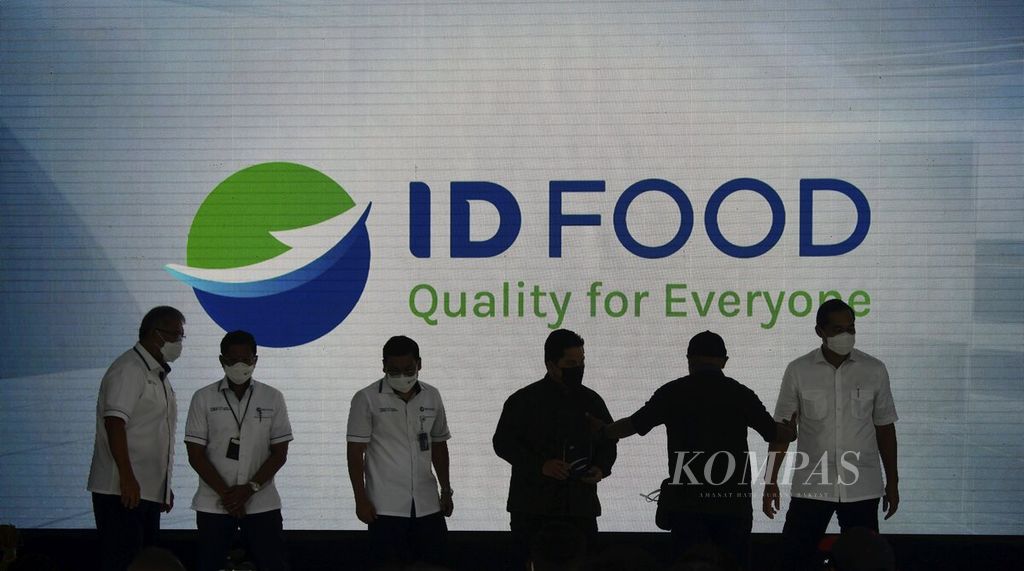 Nama dan logo baru ID Food ditampilkan pada layar saat peluncuran Holding BUMN Pangan dengan nama ID Food oleh Menteri BUMN Erick Thohir di kawasan Kota Tua, Jakarta, Rabu (12/1/2022).