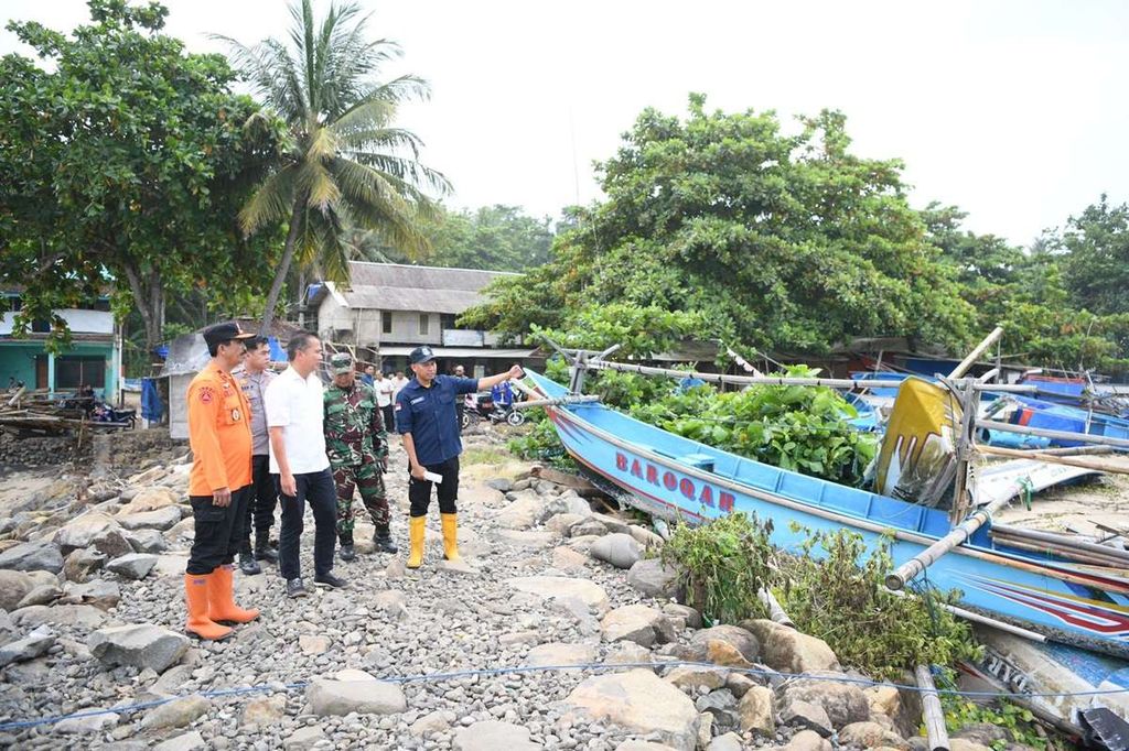 Penjabat Gubernur Jawa Barat Bey Machmudin meninjau Pantai Ranca Buaya, Kabupaten Garut, yang terdampak terjangan gelombang pasang pada Kamis (14/3/2024). Fenomena alam ini dipicu cuaca ekstrem dan mengakibatkan 141 perahu nelayan setempat mengalami kerusakan.