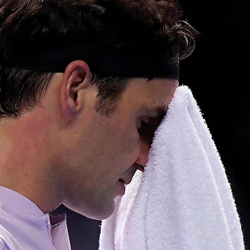 Ekspresi kekecewaan  Roger Federer setelah tersingkir di semifinal turnamen penutup musim, Final ATP, di The O2 Arena, London, Inggris, Sabtu (18/11). Petenis asal Swiss itu kalah dari petenis Belgia, David Goffin, 6-2, 3-6, 4-6. Federer yang telah berusia 36 tahun masih bersemangat bersaing pada musim 2018.