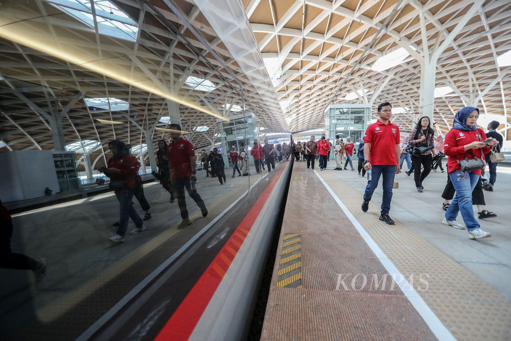 Warga berjalan di peron Stasiun Halim, Jakarta, saat akan mengikuti uji coba operasional KCIC, Jumat (15/9/2023). 