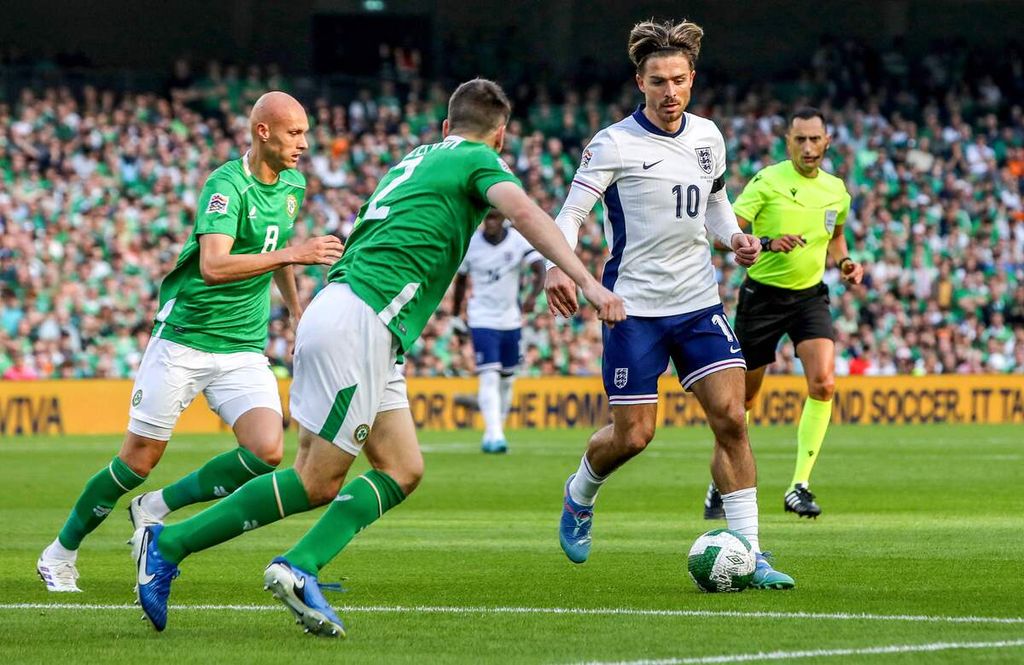 Pemain timnas Inggris, Jack Grealish (kanan), berebut bola dengan pemain Irlandia, Seamus Coleman (tengah) dan William Smallbone, pada laga Grup B2 Liga Nasional Eropa 2024-2025 di Stadion Aviva, Dublin, Sabtu (7/9/2024) dini hari. 