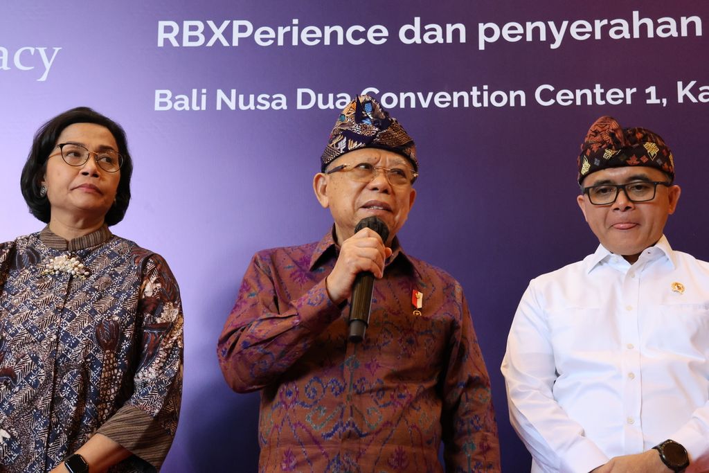 Vice President Ma'ruf Amin gave a statement to reporters after attending the Appreciation and Handover of Government Agency Performance Accountability Evaluation System (SAKIP), Bureaucratic Reform (RB), and Integrity Zone (ZI) Year 2023 event in Nusa Dua, Badung Regency, Bali on Wednesday (6/12/2023).