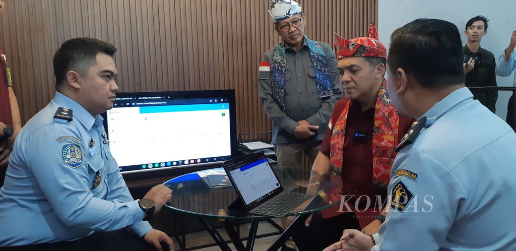 Direktur Jenderal Imigrasi Silmy Karim saat meluncurkan Layanan Edukasi Literasi Keimigrasian (Lentera) di Kanimsus Surabaya, Kamis (20/7/2023). Tujuannya, meningkatkan edukasi masyarakat terkait dengan pengurusan izin tinggal 