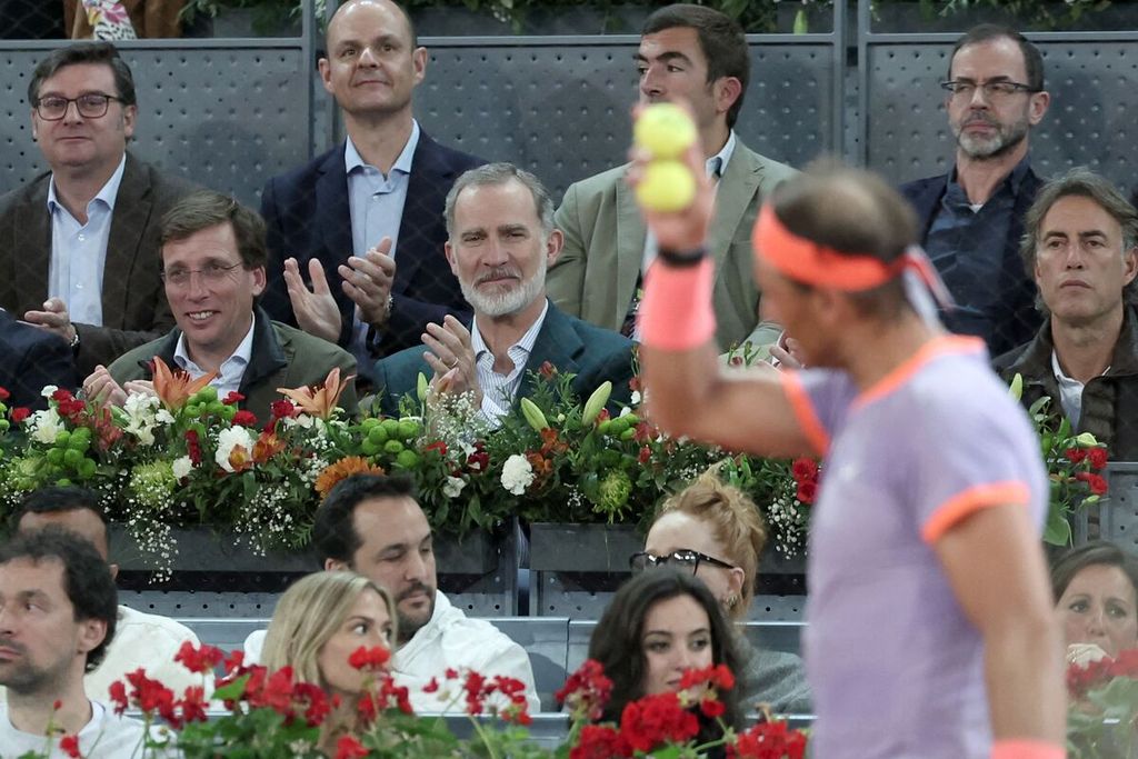 Raja Spanyol Felipe VI (tengah) menonton pertandingan Rafael Nadal melawan Alex de Minaur pada babak kedua turnamen ATP Masters 1000 Madrid, Sabtu (27/4/2024).
