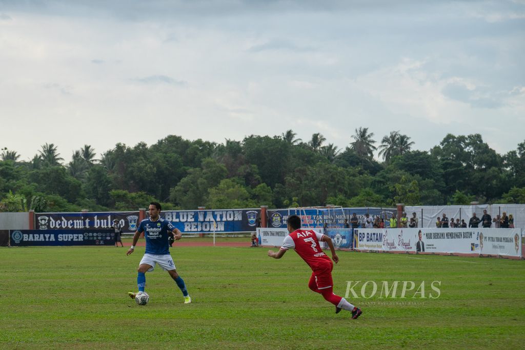 Pemain sayap Persib Bandung, Ezra Walian, menggiring bola dalam laga uji coba melawan klub Singapore Premier League, Tanjong Pagar United, di Stadion Gelora Citramas, Batam, Kepulauan Riau, Minggu (5/6/2022).