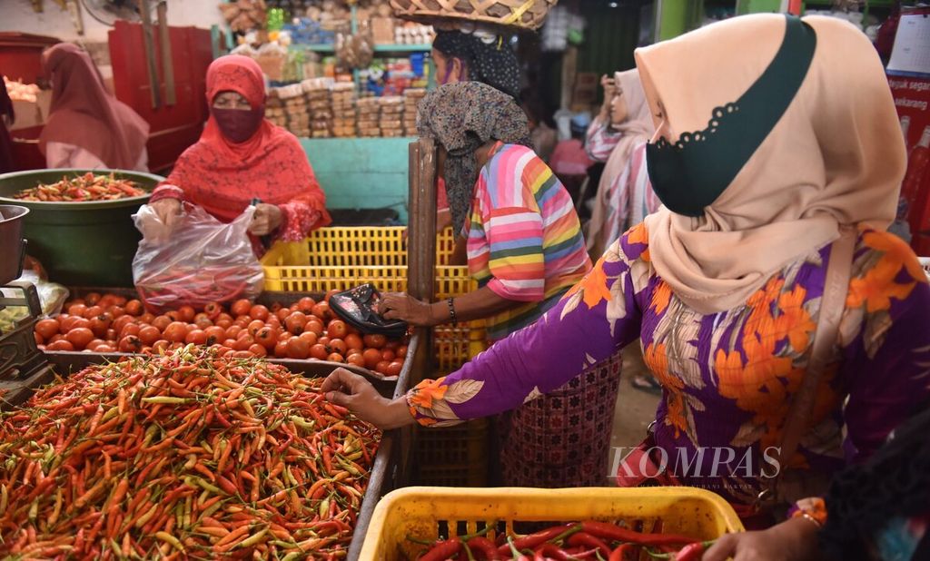 Warga membeli cabai di Pasar Pabean, Kota Surabaya, Jawa Timur, Senin (7/3/2022). Jelang Ramadhan, sejumlah komoditas di pasar Kota Surabaya mengalami tren kenaikan. 