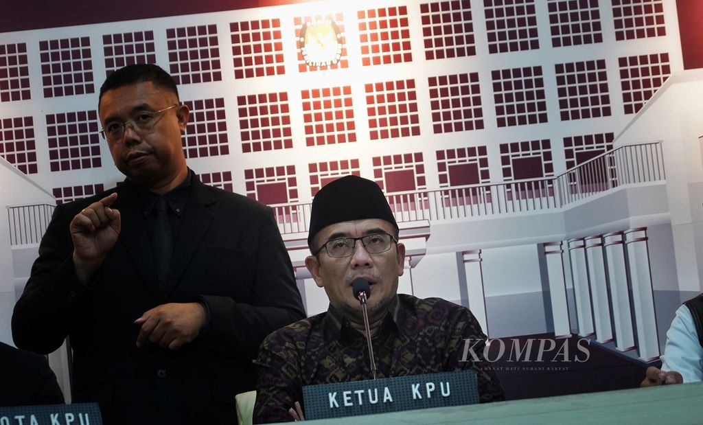 Ketua Komisi Pemilihan Umum (KPU) Hasyim Asy'ari saat menggelar konferensi pers terkait pelaksanaan Indonesia Election Visit Program (IEVP) di kantor KPU, Jakarta, Senin (12/2/2024). 