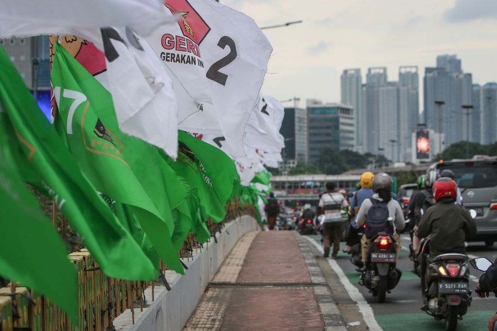 Bendera dua partai politik beserta nomor urutnya dalam Pemilu 2024 terpasang pada pagar jalan layang di kawasan Slipi, Jakarta, Selasa (17/1/2023). Sejumlah partai mulai menyosialisasikan nomor urut mereka dalam Pemilu 2024 melalui berbagai media, salah satunya bendera. KPU meresmikan nomor urut partai politik peserta Pemilu 2024 dalam acara pengundian yang digelar pada Rabu (14/12/2022) lalu.