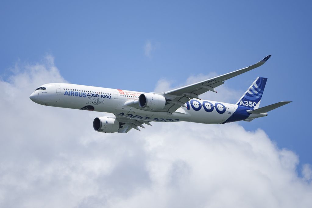 Pesawat Airbus A350-1000 menjalani sesi terbang pada pameran industri dirgantara Singapore Airshow 2024 di Singapura, Selasa (20/2/2024).  