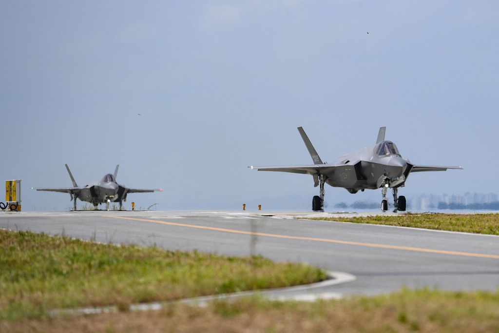 Jet-jet tempur F-35A Angkatan Udara Korea Selatan bersiap lepas landas dalam latihan militer bersama AS, Senin (21/8/2023), di pangkalan udara yang tidak diungkap lokasinya di Korea Selatan. 