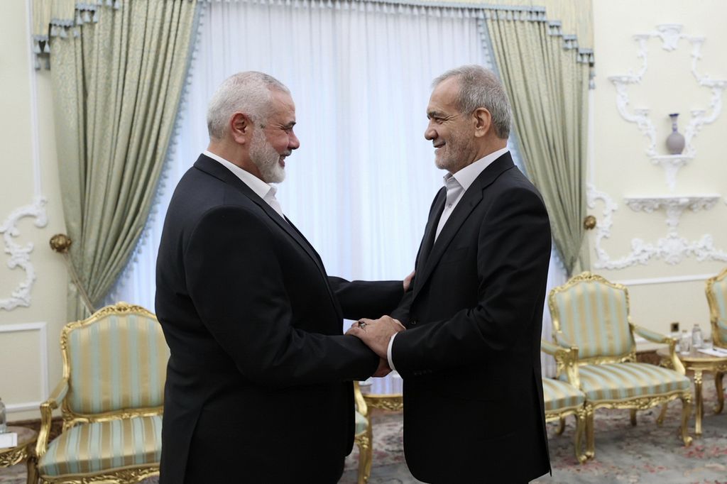 Pemimpin Hamas Ismail Haniyeh (kiri) berjabat tangan dengan Presiden Iran Masoud Pezeshkian di kantor kepresidenan Iran di Teheran, Iran, Selasa (30/7/2024). 