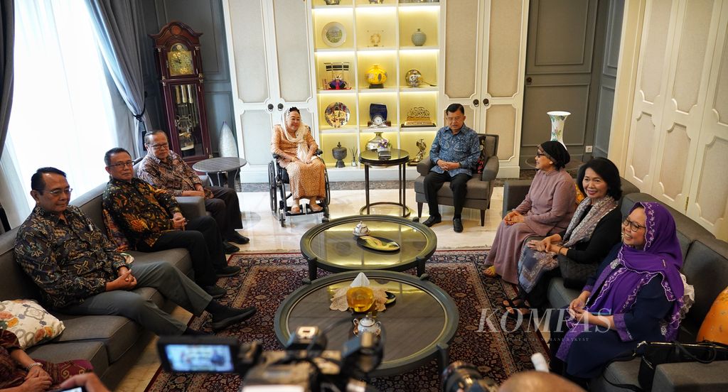Suasana saat Wakil Presiden ke-10 dan ke-12 Jusuf Kalla menggelar pertemuan dengan para tokoh Gerakan Nurani Bangsa (GNB) di rumahnya, di Jalan Brawijaya Raya, Jakarta, Rabu (7/2/2024).