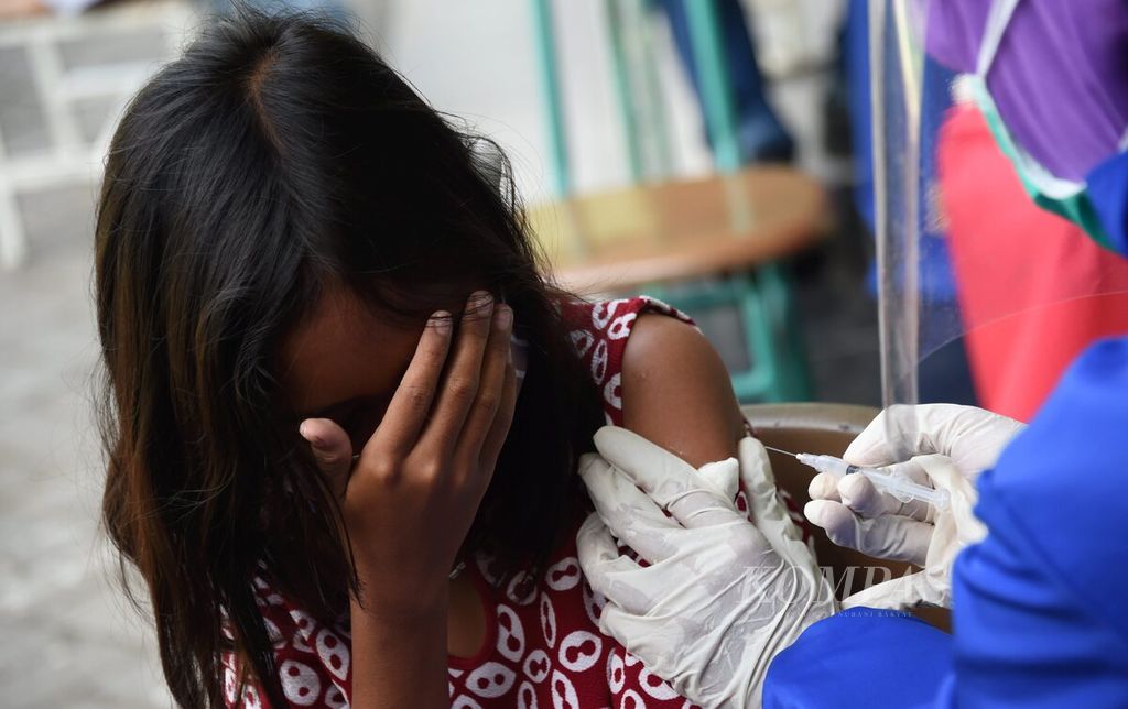 Siswa disuntik vaksin measles rubella (MR) di SD Karunia Hidup, Surabaya, Jawa Timur, Rabu (14/10/2020). Imunisasi MR (untuk kelas I dan V) dan HPV (untuk kelas VI) yang berlangsung selama bulan Oktober menyasar 43.688 anak tingkat sekolah dasar. Walau masih belajar dari rumah, diharapkan imunisasi yang diberikan dapat menjaga kekebalan tubuh siswa di tengah pandemi.
