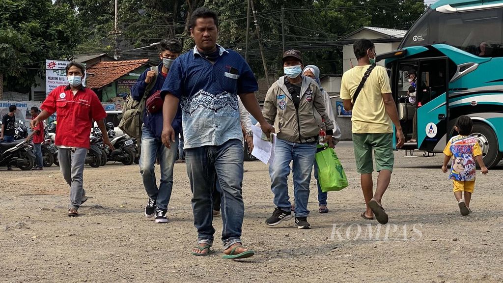 Homecomers arrive at Pondok Pinang shadow terminal, South Jakarta, to hunt for buses that can take them to their hometowns, Sunday (25/4/2021).