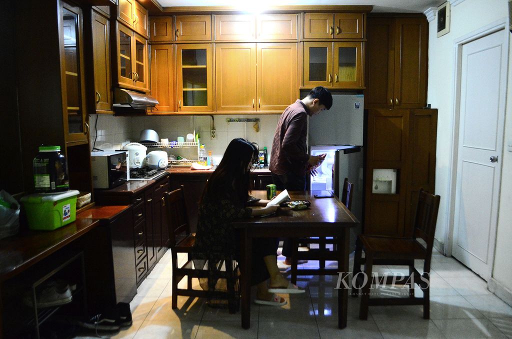 Penghuni sebuah Apartemen Taman Rasuna, Jakarta Selatan, Rabu (11/3/2020), bersantai di dapur sekaligus ruang makan mereka. Konsep tempat tinggal <i>co-living</i> atau berbagi ruang hidup semakin populer di kalangan milenial. Harga sewa yang terjangkau dengan fasilitas lengkap menjadi alasan konsep ini diminati kaum urban.