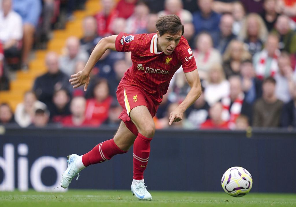 Penyerang Liverpool, Federico Chiesa, menggiring bola saat lawan Bournemouth pada laga Liga Inggris di Stadion Anfield, 21 September 2024. 