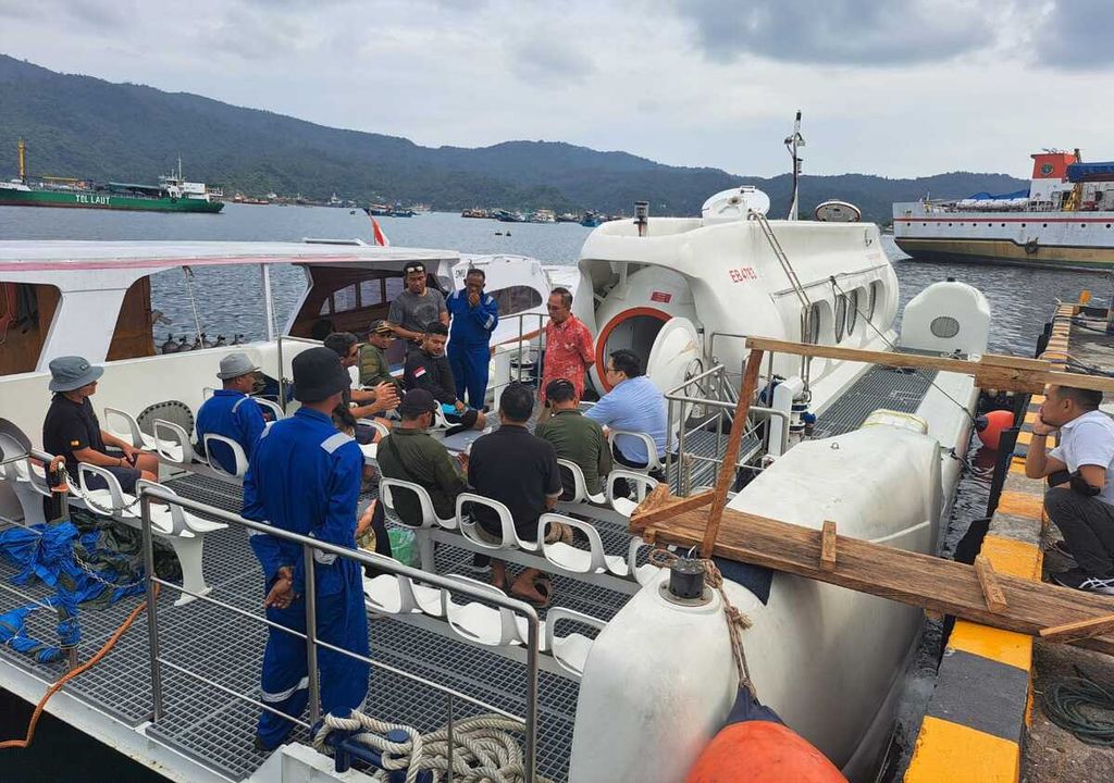 Staf PT Bhineka Manca Wisata meninjau kapal selam wisata Golden Manta, Rabu (7/9/2022), di Bitung, Sulawesi Utara.