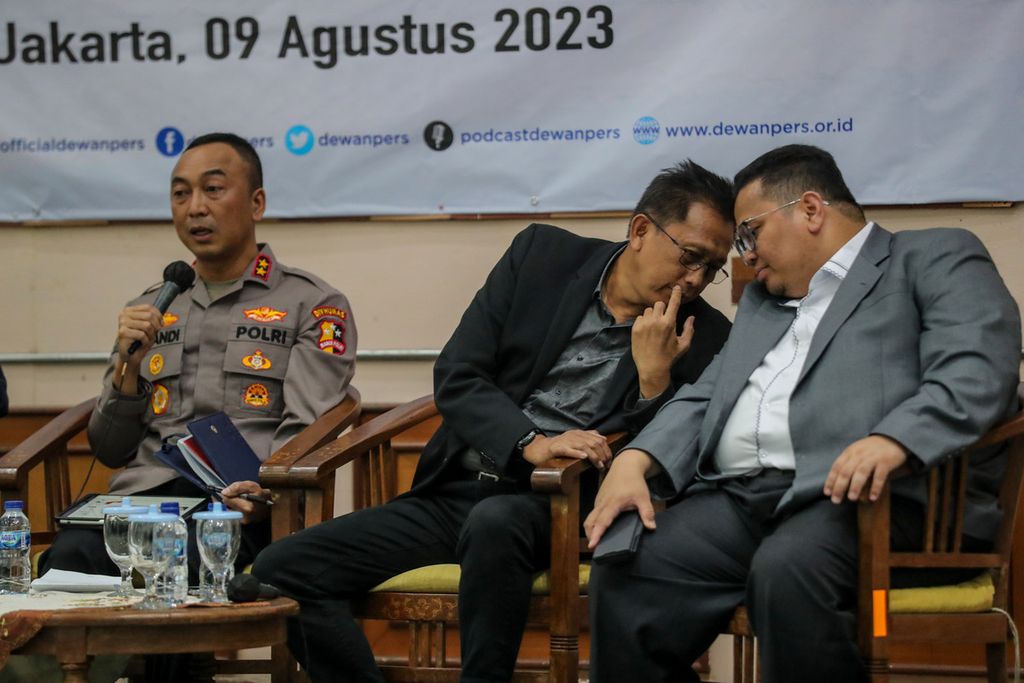 Kepala Divisi Humas Polri Inspektur Jenderal Shandi Nugroho (kiri) menjawab pertanyaan wartawan didampingi Ketua Hubungan Antar Lembaga Dewan Pers Totok Suryanto (kedua dari kanan) dan Ketua Badan Pengawas Pemilu (Bawaslu) Rahmat Bagja di acara Diskusi Media dan Aturan Pemberitaan Kampanye Pemilu di Gedung Dewan Pers, Jakarta, Rabu (9/8/2023).