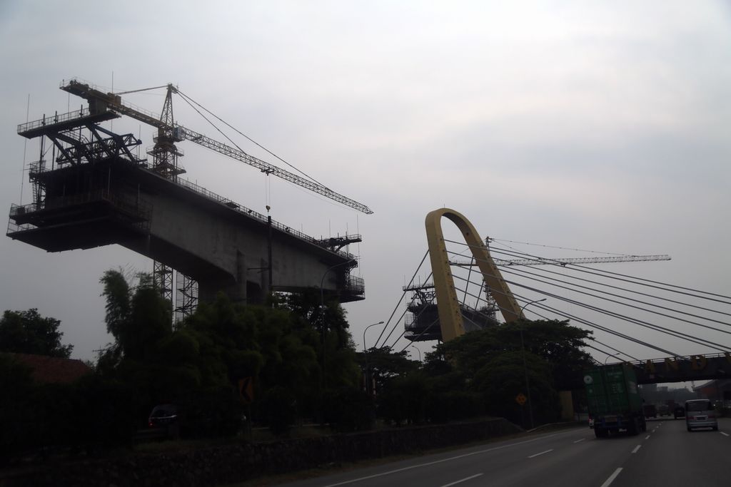 Alat berat dalam proyek kereta cepat Jakarta-Bandung di Tambun Selatan, Kabupaten Bekasi, Jawa Barat, Minggu (6/9/2020). Pekerjaan salah satu proyek strategis nasional ini ditargetkan rampung pada 2022. 